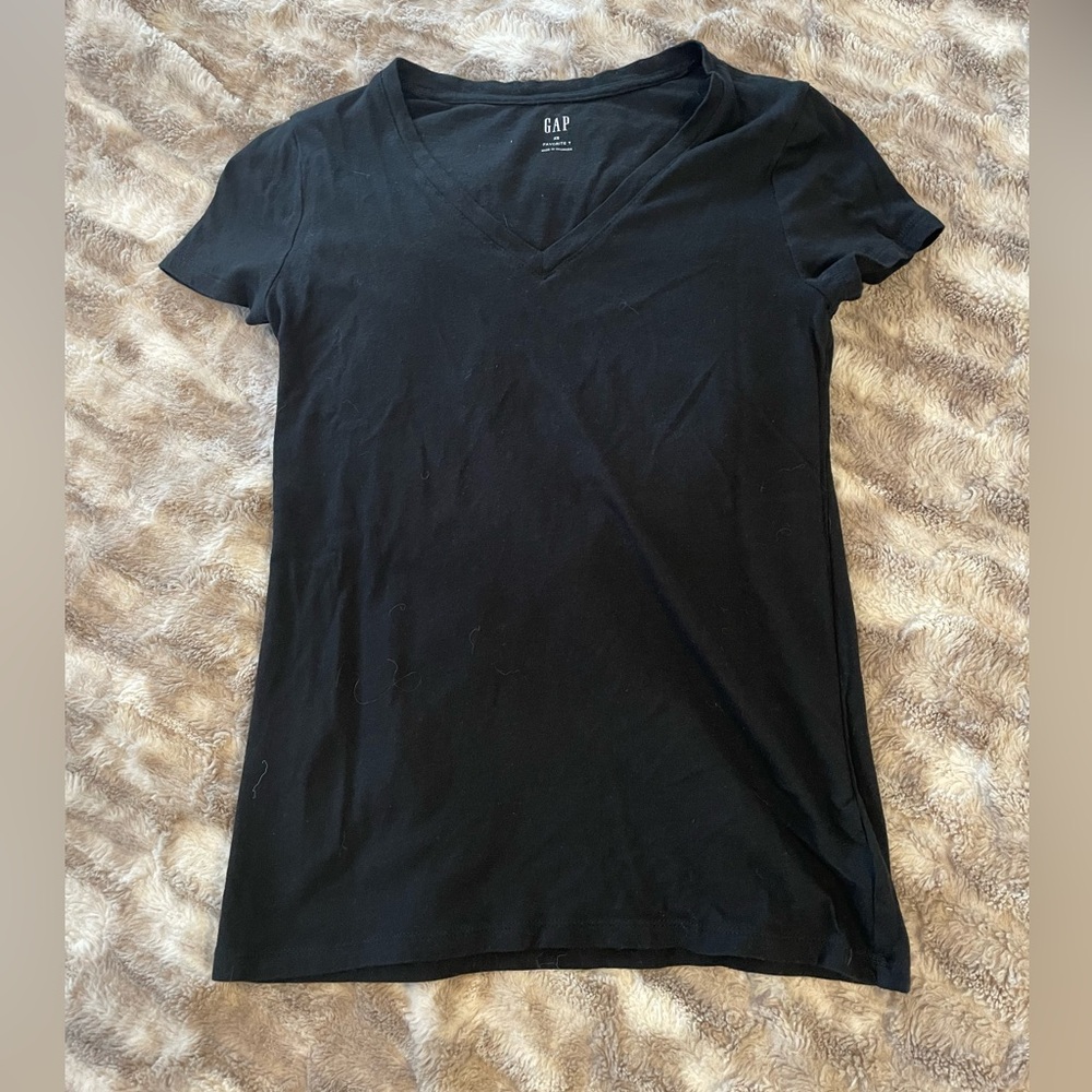 Black GAP Favorite T v-neck